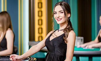 Sân tennis với vợt và bóng